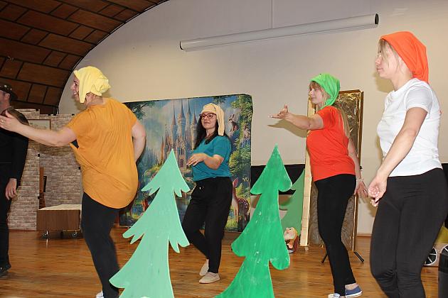 Magiczny Dzień Dziecka w Przedszkolu Nr 2. Rodzice na scenie jako bajkowi bohaterowie! 