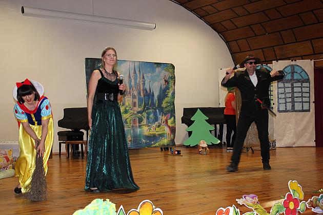 Magiczny Dzień Dziecka w Przedszkolu Nr 2. Rodzice na scenie jako bajkowi bohaterowie! 