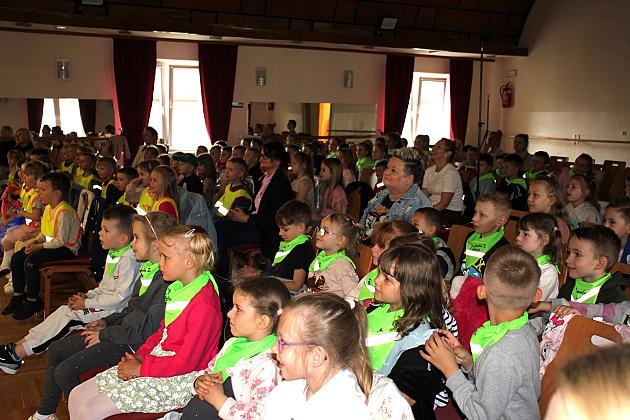 Magiczny Dzień Dziecka w Przedszkolu Nr 2. Rodzice na scenie jako bajkowi bohaterowie! 