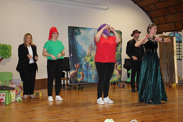 Magiczny Dzień Dziecka w Przedszkolu Nr 2. Rodzice na scenie jako bajkowi bohaterowie! 