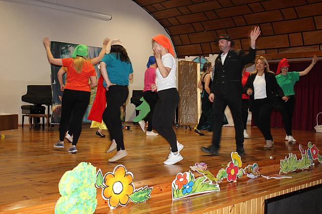 Magiczny Dzień Dziecka w Przedszkolu Nr 2. Rodzice na scenie jako bajkowi bohaterowie! 