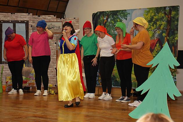 Magiczny Dzień Dziecka w Przedszkolu Nr 2. Rodzice na scenie jako bajkowi bohaterowie! 