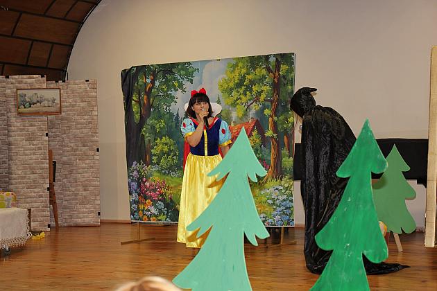 Magiczny Dzień Dziecka w Przedszkolu Nr 2. Rodzice na scenie jako bajkowi bohaterowie! 