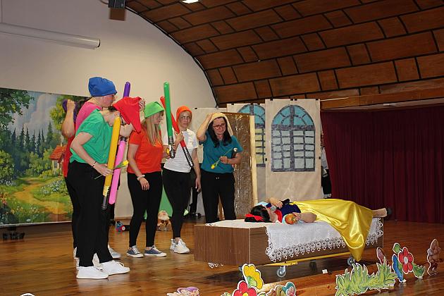 Magiczny Dzień Dziecka w Przedszkolu Nr 2. Rodzice na scenie jako bajkowi bohaterowie! 