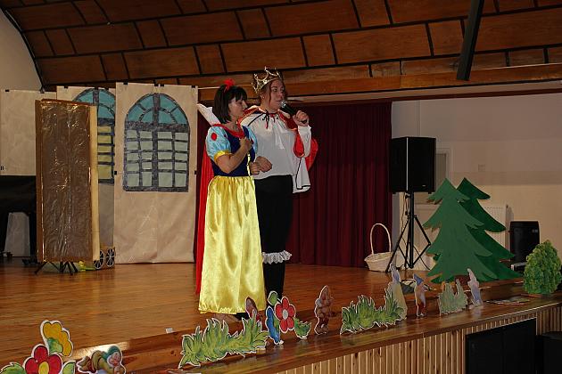 Magiczny Dzień Dziecka w Przedszkolu Nr 2. Rodzice na scenie jako bajkowi bohaterowie! 