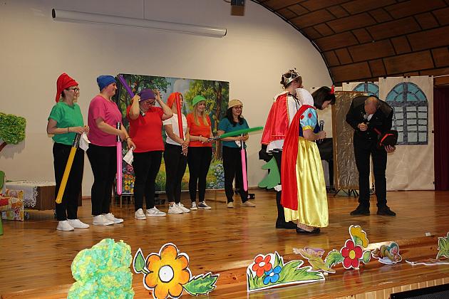 Magiczny Dzień Dziecka w Przedszkolu Nr 2. Rodzice na scenie jako bajkowi bohaterowie! 