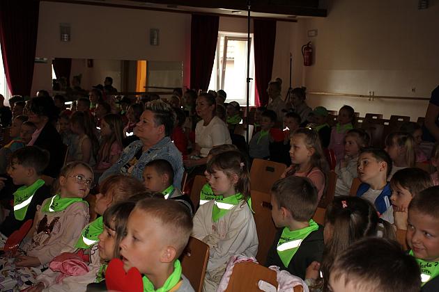 Magiczny Dzień Dziecka w Przedszkolu Nr 2. Rodzice na scenie jako bajkowi bohaterowie! 