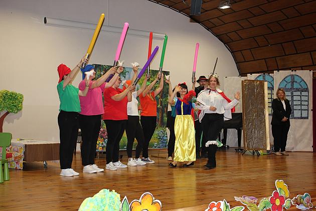 Magiczny Dzień Dziecka w Przedszkolu Nr 2. Rodzice na scenie jako bajkowi bohaterowie! 