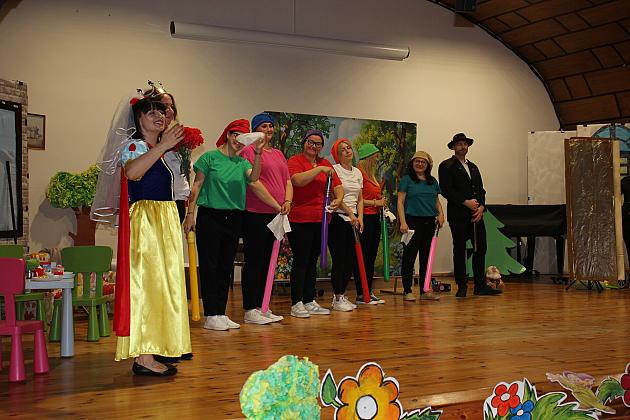 Magiczny Dzień Dziecka w Przedszkolu Nr 2. Rodzice na scenie jako bajkowi bohaterowie! 