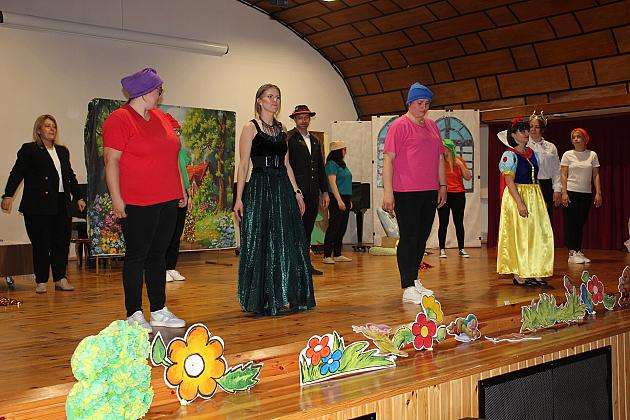 Magiczny Dzień Dziecka w Przedszkolu Nr 2. Rodzice na scenie jako bajkowi bohaterowie! 