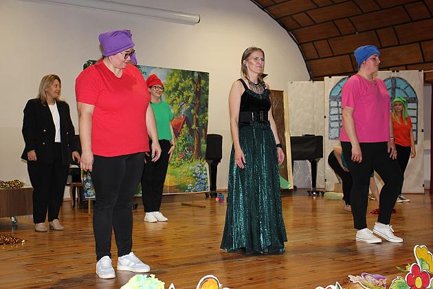 Magiczny Dzień Dziecka w Przedszkolu Nr 2. Rodzice na scenie jako bajkowi bohaterowie! 