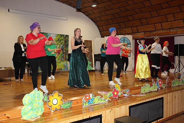 Magiczny Dzień Dziecka w Przedszkolu Nr 2. Rodzice na scenie jako bajkowi bohaterowie! 