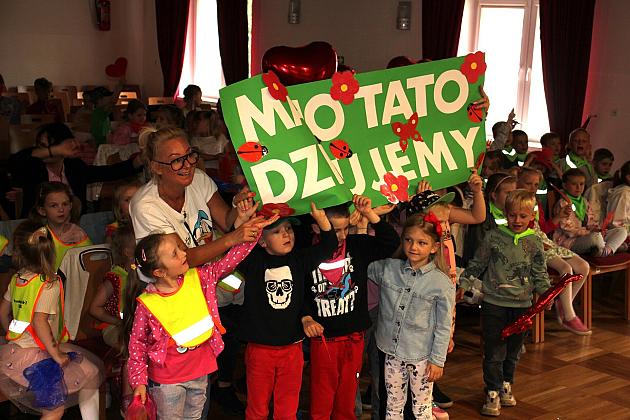 Magiczny Dzień Dziecka w Przedszkolu Nr 2. Rodzice na scenie jako bajkowi bohaterowie! 