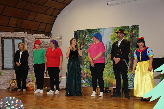 Magiczny Dzień Dziecka w Przedszkolu Nr 2. Rodzice na scenie jako bajkowi bohaterowie! 