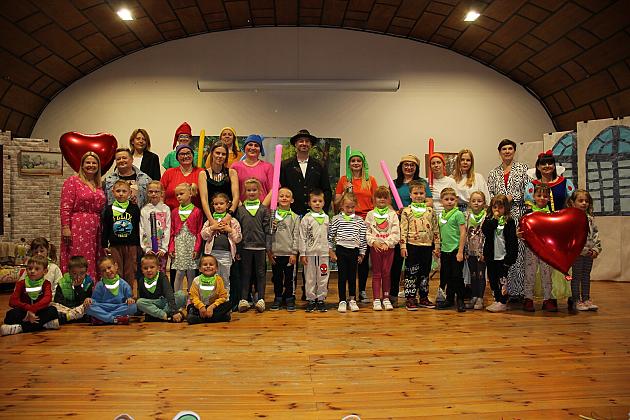 Magiczny Dzień Dziecka w Przedszkolu Nr 2. Rodzice na scenie jako bajkowi bohaterowie! 