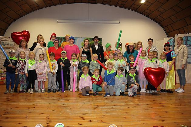 Magiczny Dzień Dziecka w Przedszkolu Nr 2. Rodzice na scenie jako bajkowi bohaterowie! 