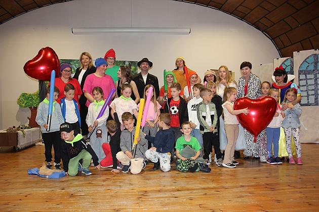 Magiczny Dzień Dziecka w Przedszkolu Nr 2. Rodzice na scenie jako bajkowi bohaterowie! 