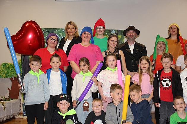 Magiczny Dzień Dziecka w Przedszkolu Nr 2. Rodzice na scenie jako bajkowi bohaterowie! 