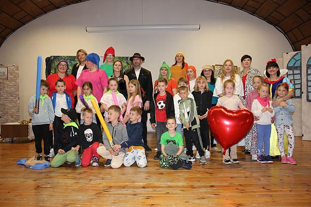 Magiczny Dzień Dziecka w Przedszkolu Nr 2. Rodzice na scenie jako bajkowi bohaterowie! 