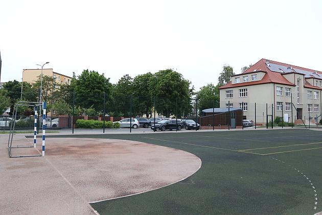 Bezpieczniej na boisku – nowy piłkochwyt przy SP nr 1