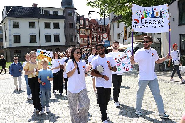 Barwna parada rozkręciła piąty Festiwal Uliczny w Lęborku. Szykujcie się na weekend pełen atrakcji!