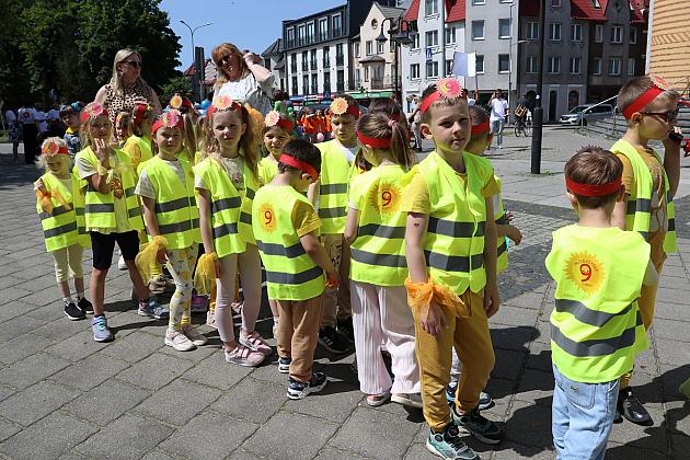 Barwna parada rozkręciła piąty Festiwal Uliczny w Lęborku. Szykujcie się na weekend pełen atrakcji!