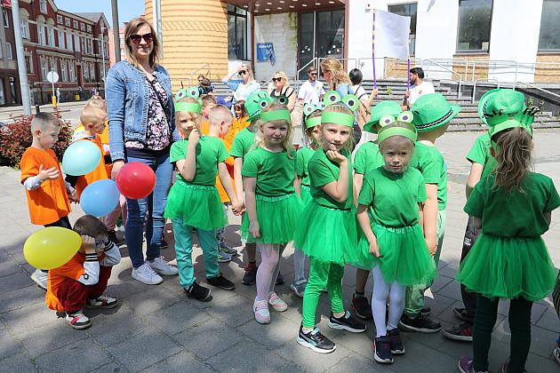 Barwna parada rozkręciła piąty Festiwal Uliczny w Lęborku. Szykujcie się na weekend pełen atrakcji!