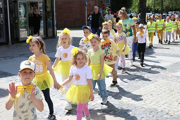 Barwna parada rozkręciła piąty Festiwal Uliczny w Lęborku. Szykujcie się na weekend pełen atrakcji!