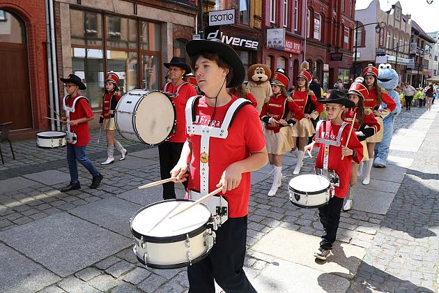 Barwna parada rozkręciła piąty Festiwal Uliczny w Lęborku. Szykujcie się na weekend pełen atrakcji!