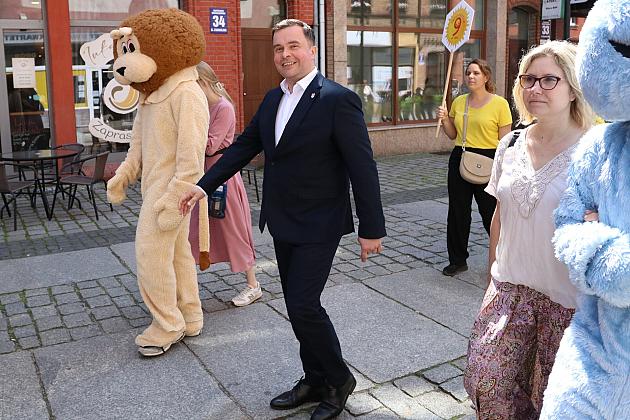 Barwna parada rozkręciła piąty Festiwal Uliczny w Lęborku. Szykujcie się na weekend pełen atrakcji!