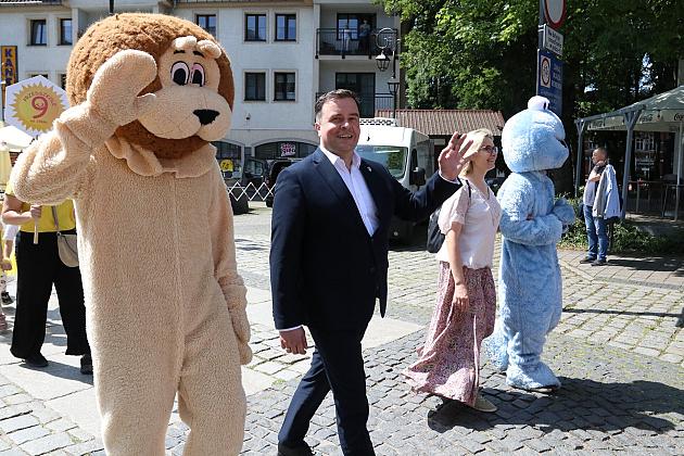 Barwna parada rozkręciła piąty Festiwal Uliczny w Lęborku. Szykujcie się na weekend pełen atrakcji!