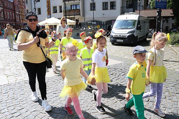 Barwna parada rozkręciła piąty Festiwal Uliczny w Lęborku. Szykujcie się na weekend pełen atrakcji!