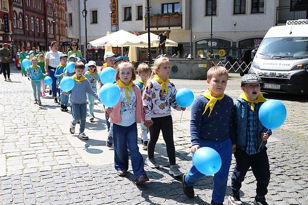 Barwna parada rozkręciła piąty Festiwal Uliczny w Lęborku. Szykujcie się na weekend pełen atrakcji!