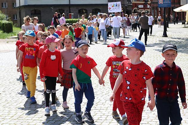 Barwna parada rozkręciła piąty Festiwal Uliczny w Lęborku. Szykujcie się na weekend pełen atrakcji!