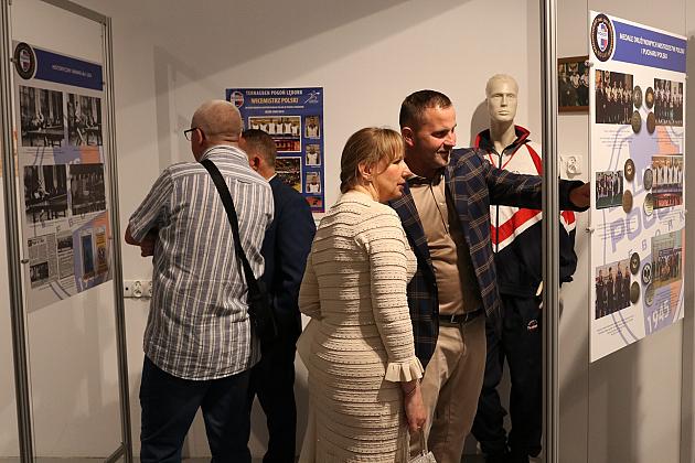 Historia Pogoni Lębork na otwartej w Wieży Ciśnień wystawie z okazji 80-lecia klubu