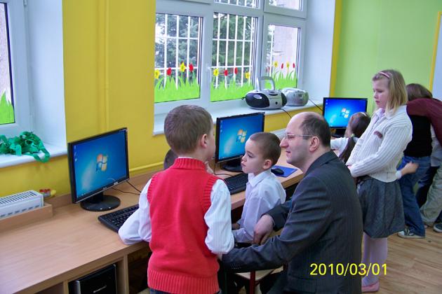 Uczniowie klas I-III mają sale komputerowe