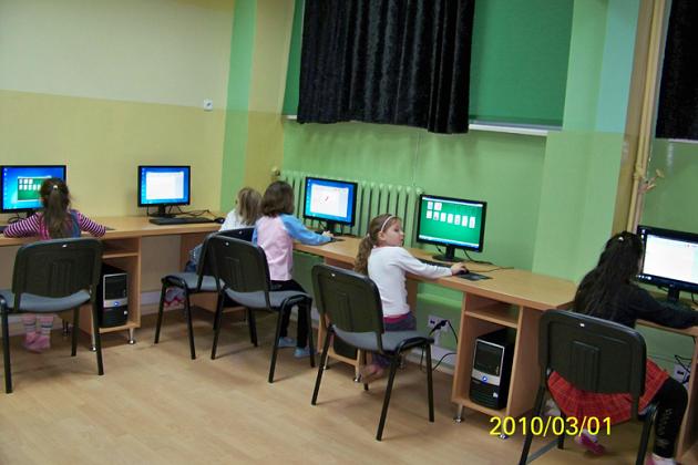 Uczniowie klas I-III mają sale komputerowe