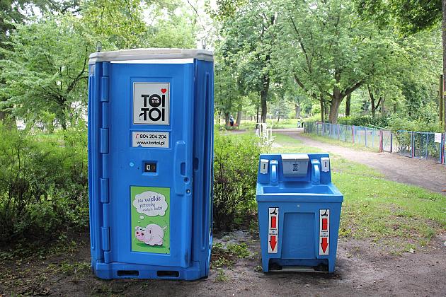 W parku Kaczyńskich stanęła toaleta dostosowana dla osób z niepełnosprawnością