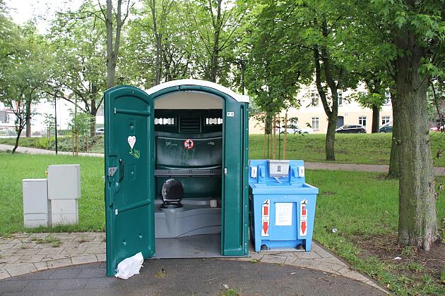 W parku Kaczyńskich stanęła toaleta dostosowana dla osób z niepełnosprawnością