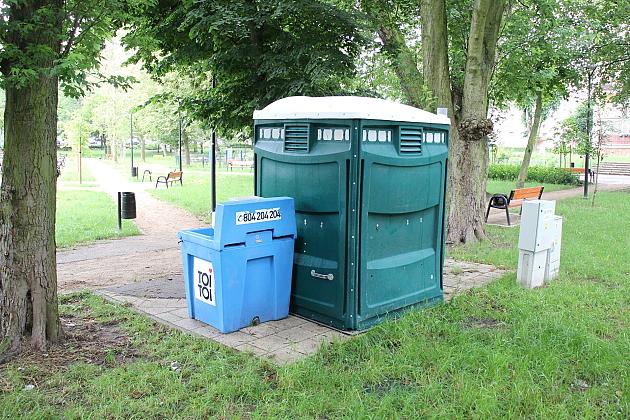 W parku Kaczyńskich stanęła toaleta dostosowana dla osób z niepełnosprawnością