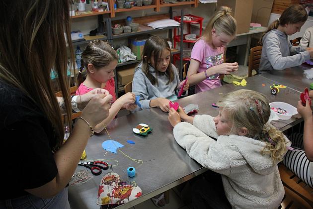 Dzieci stworzyły piękne breloki i broszki w Muzeum
