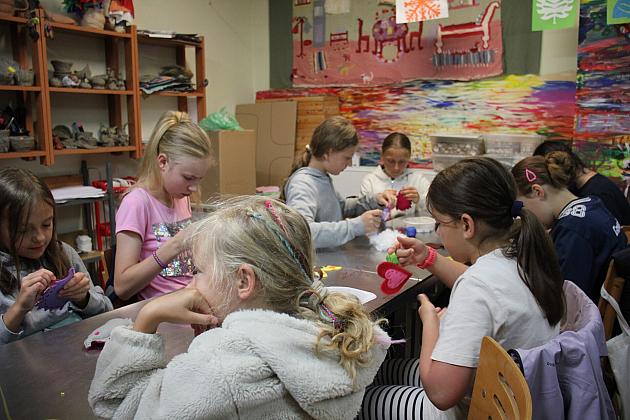 Dzieci stworzyły piękne breloki i broszki w Muzeum