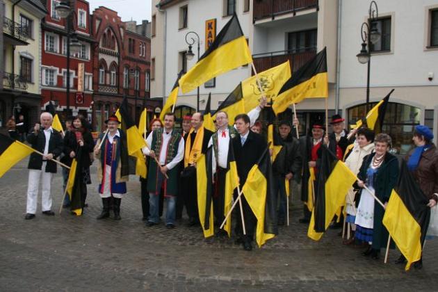 Czarno-żółte flagi w Dzień Jedności Kaszubów