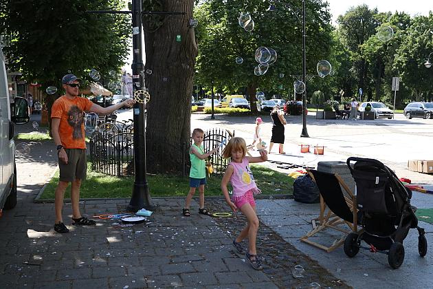 Bajkowa czytelnia pod chmurką