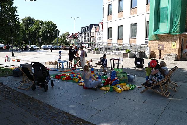 Bajkowa czytelnia pod chmurką