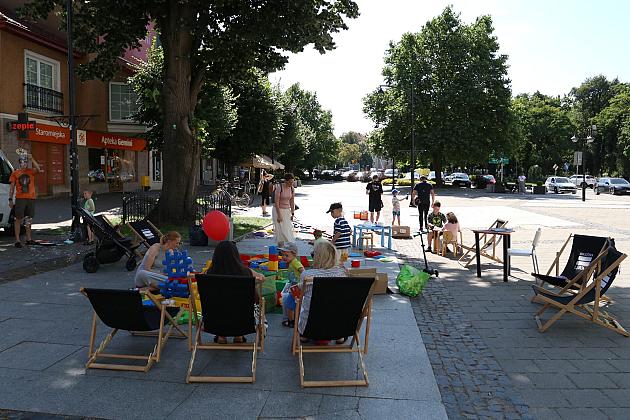 Bajkowa czytelnia pod chmurką