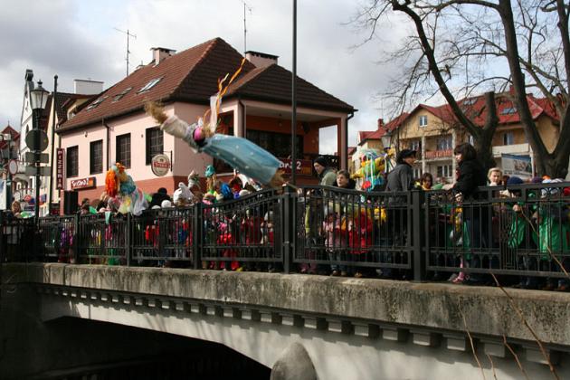 Dzieciaki powitały wiosnę na moście 