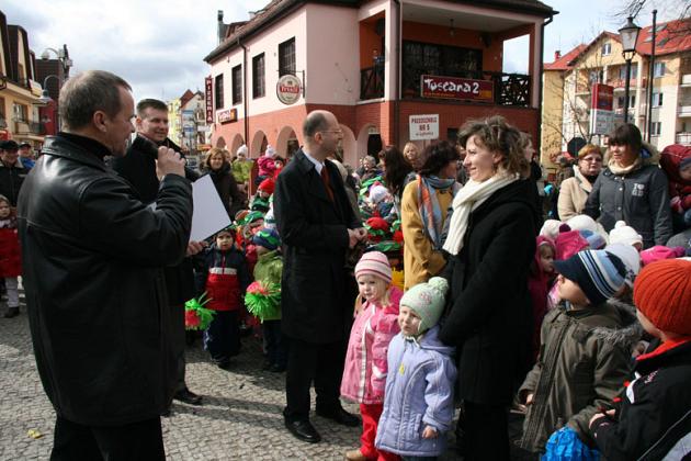 Dzieciaki powitały wiosnę na moście 