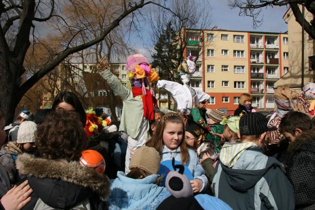 Dzieciaki powitały wiosnę na moście 