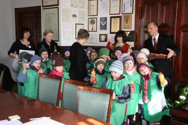 Dzieciaki powitały wiosnę na moście 